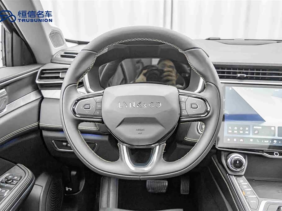 Lynk & Co 01
