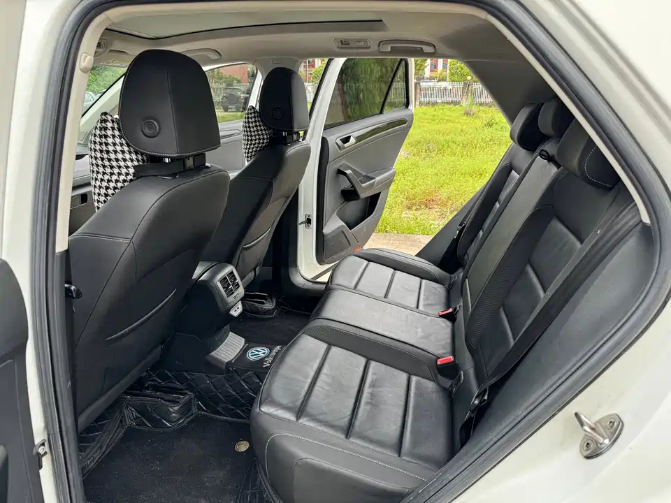 Volkswagen T-ROC exploring Songs