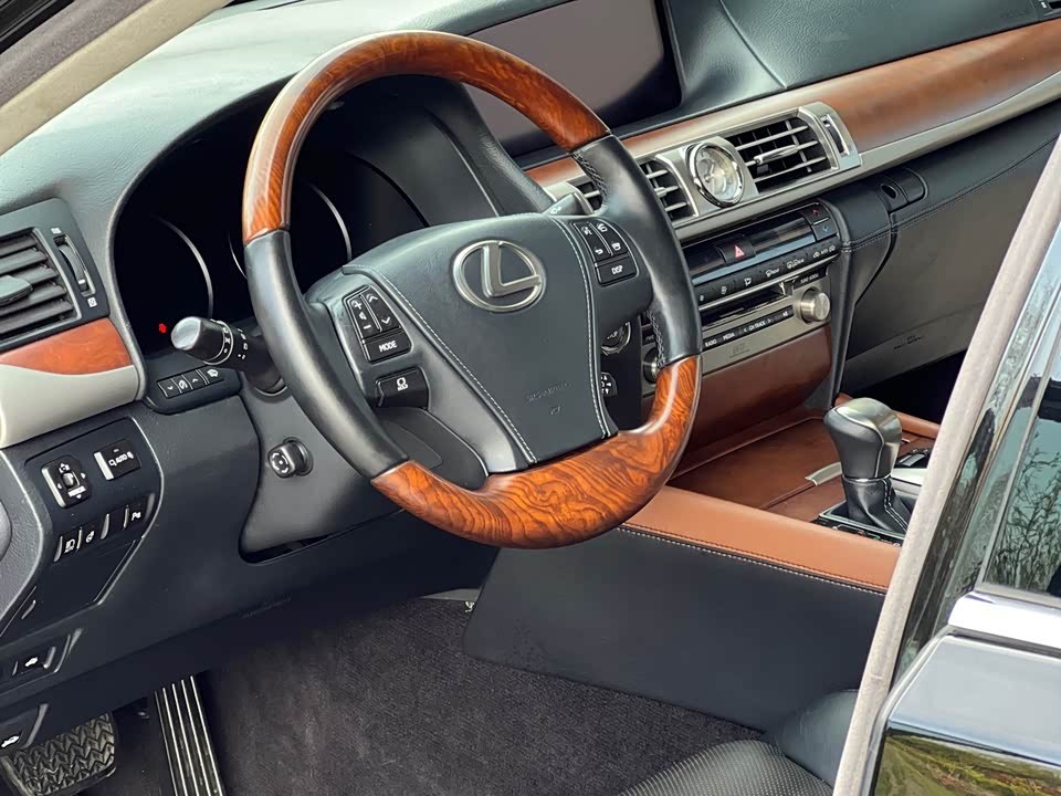 Lexus LS