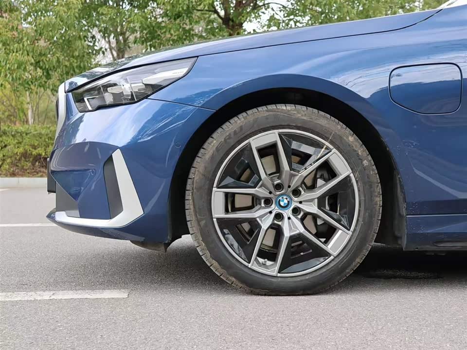 BMW i5