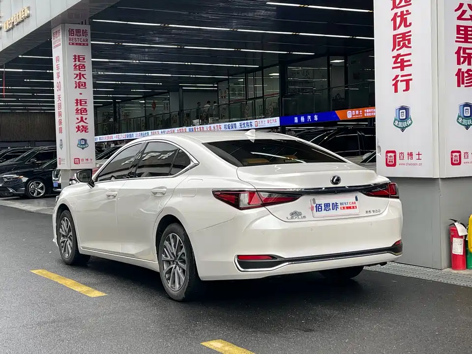 Lexus ES