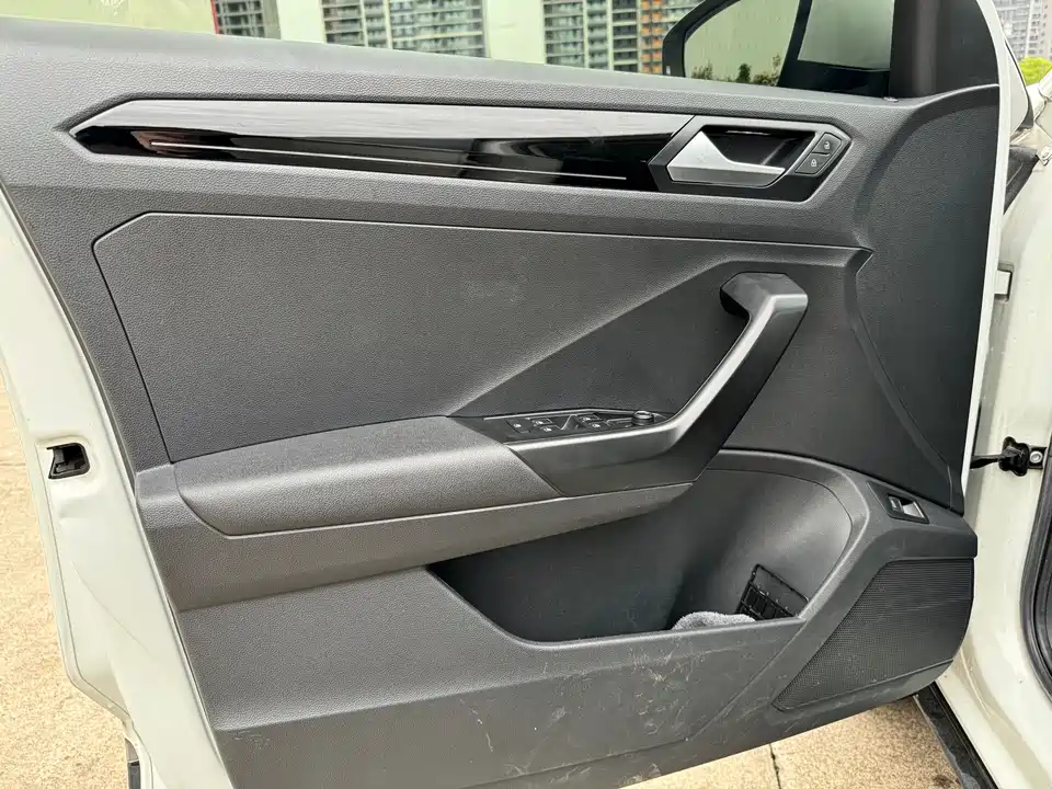 Volkswagen T-ROC exploring Songs