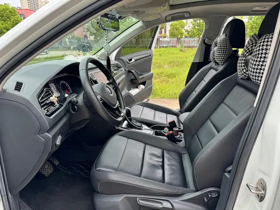 Volkswagen T-ROC exploring Songs