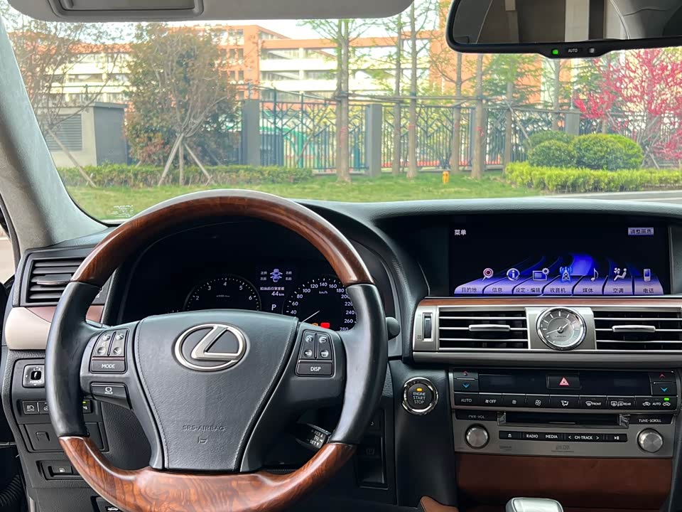 Lexus LS