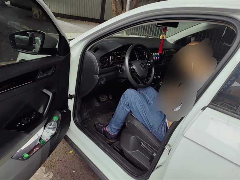 Volkswagen T-ROC exploring Songs