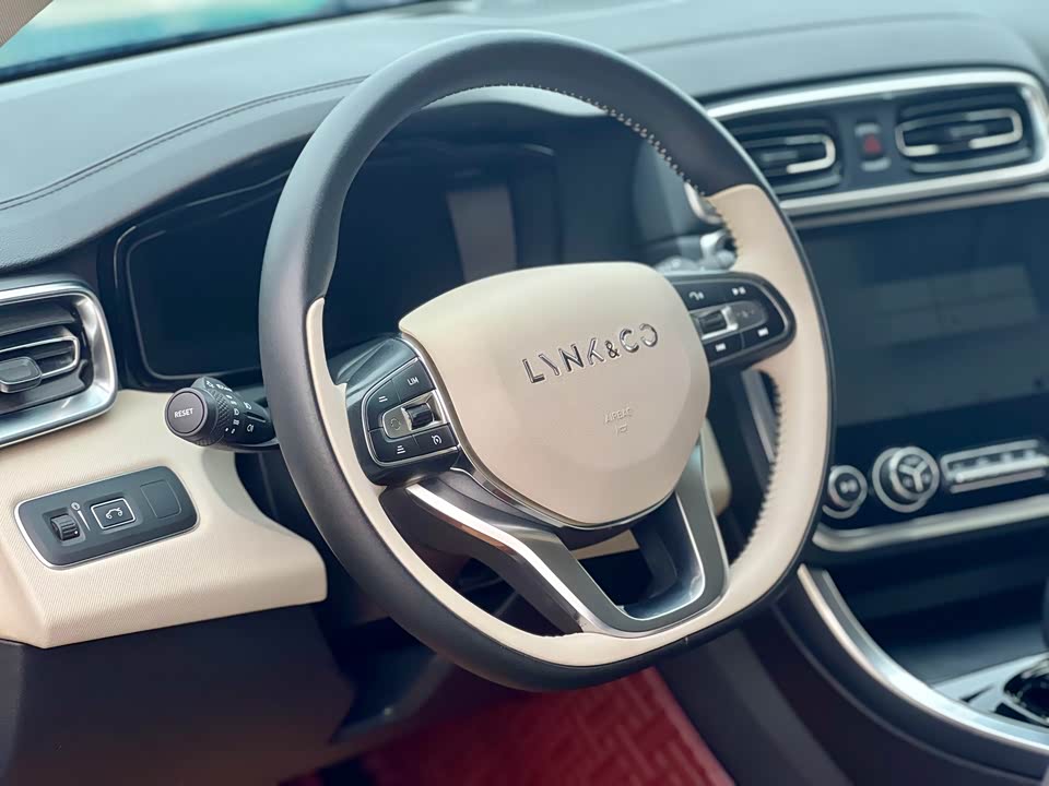 Lynk & Co 01