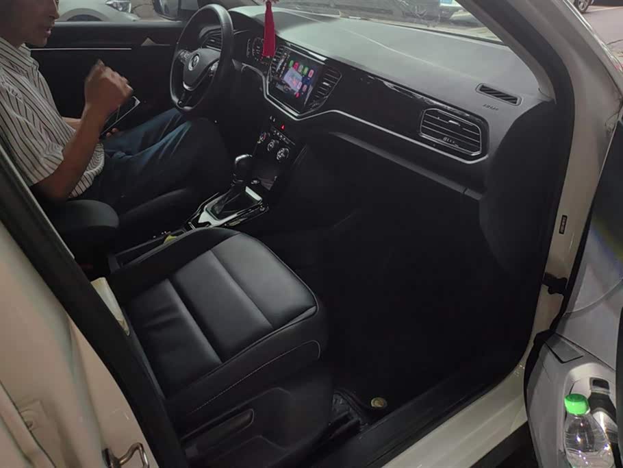 Volkswagen T-ROC exploring Songs