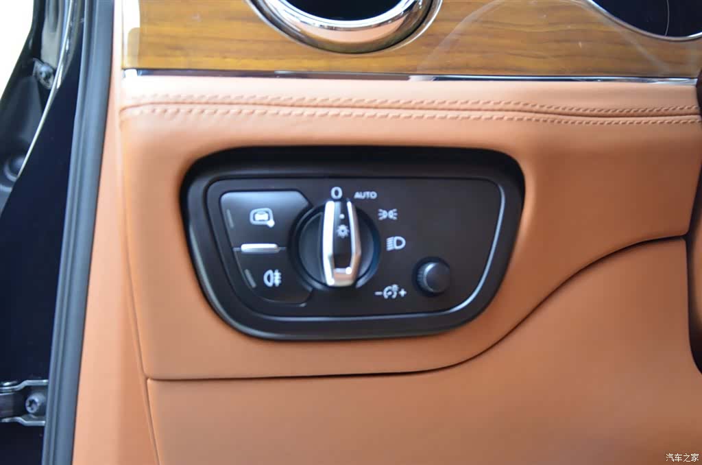 Bentley Bentayga, 2022 13