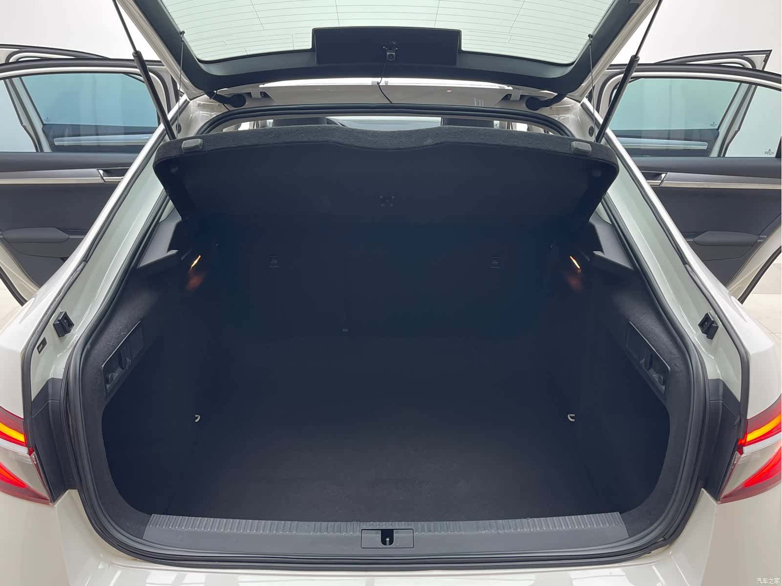 Skoda Superb, 2022 8