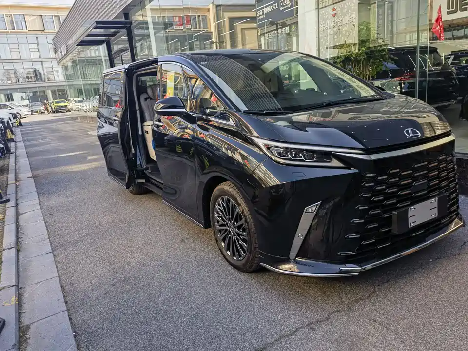 Lexus LM