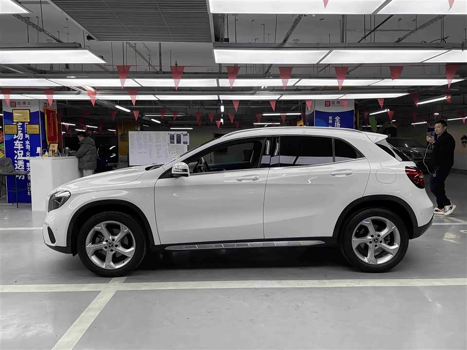 Mercedes-Benz GLA Mercedes-Benz GLA