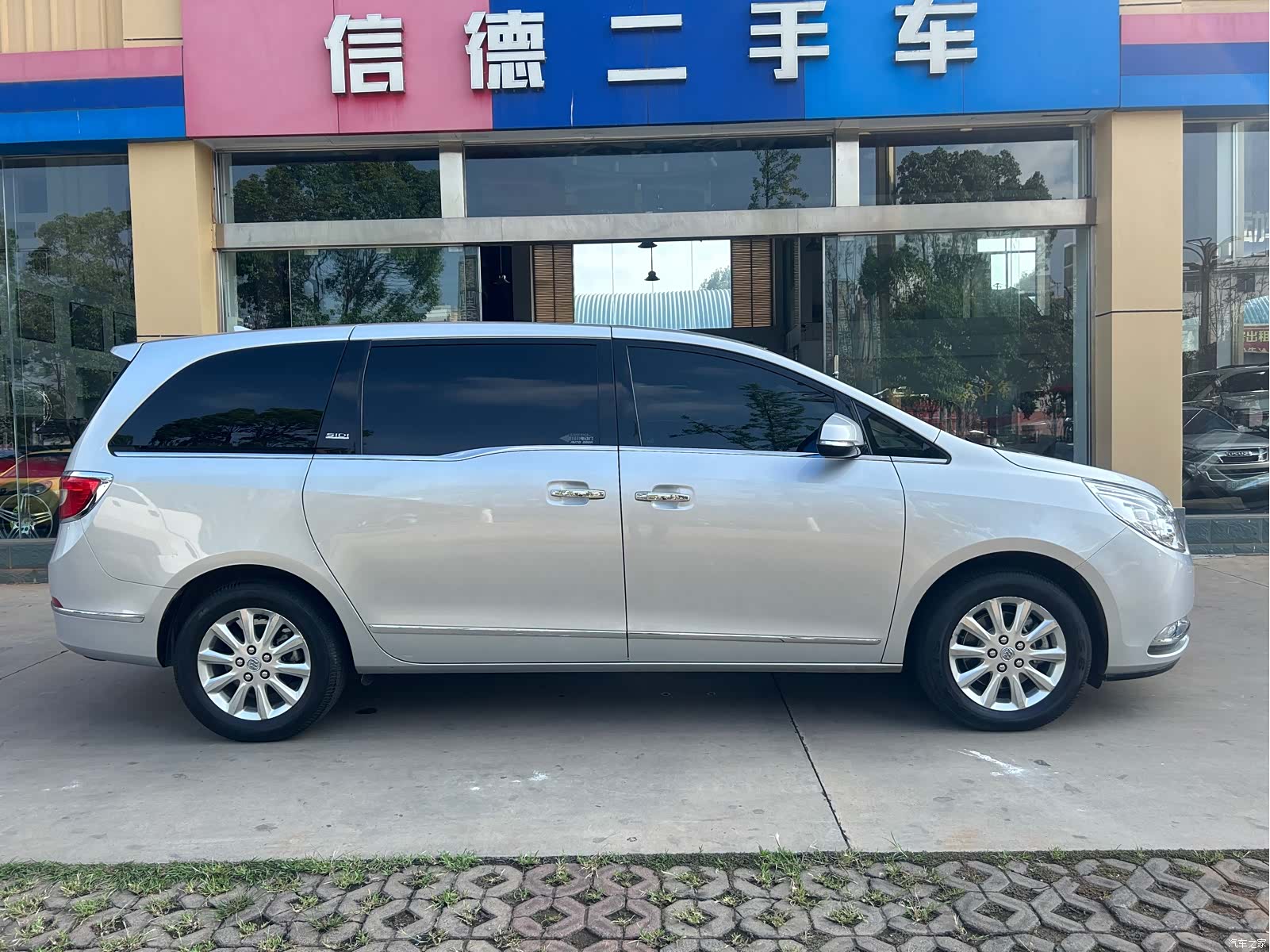 Buick GL8, 2012 3