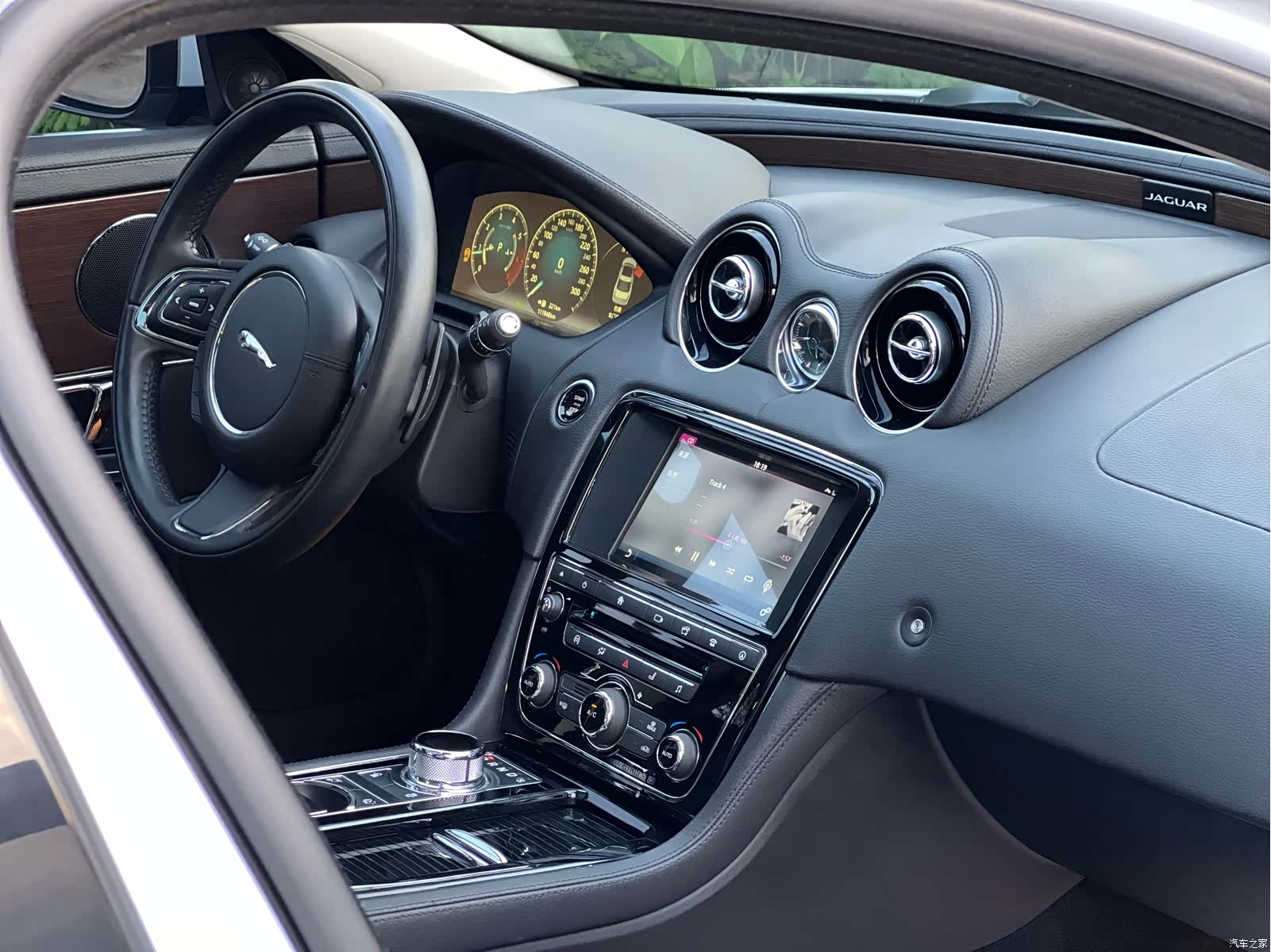 Jaguar XJ, 2016 11