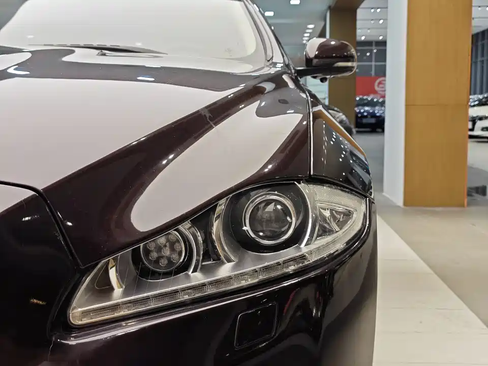 Jaguar XJ Jaguar XJ