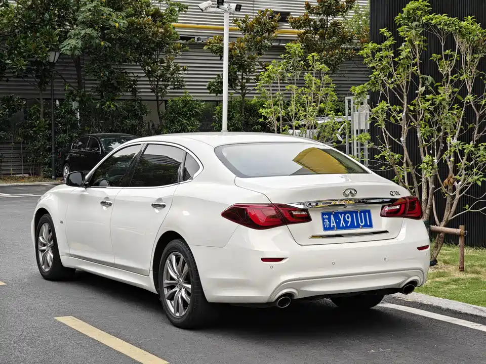 Infiniti Q70
