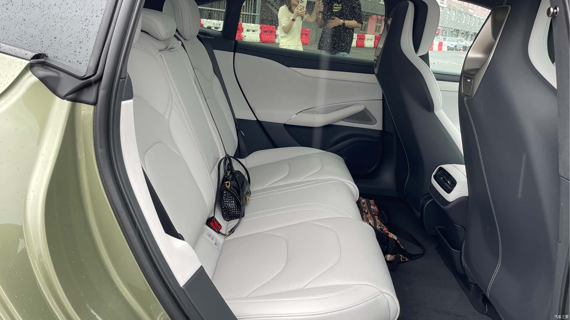 Xiaomi SU7, 2024 12