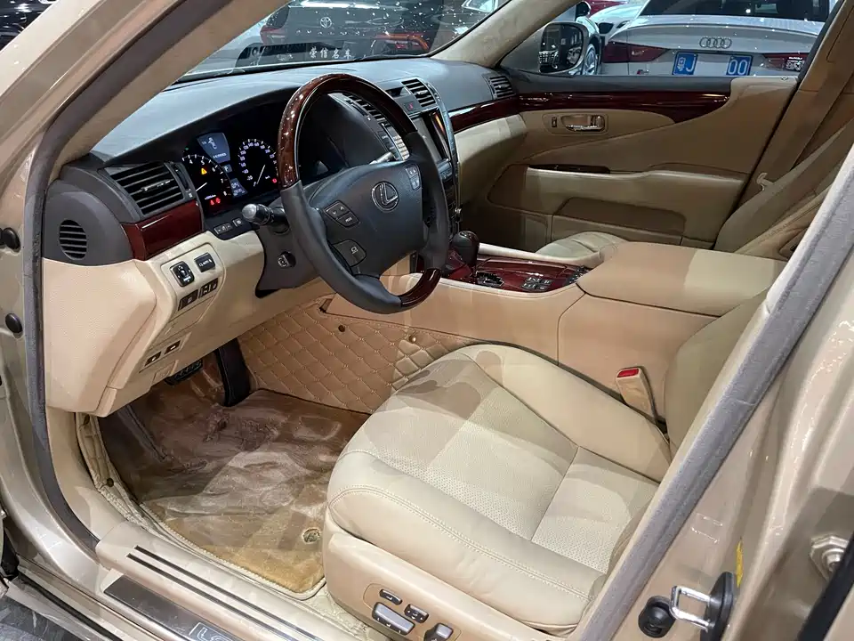 Lexus LS