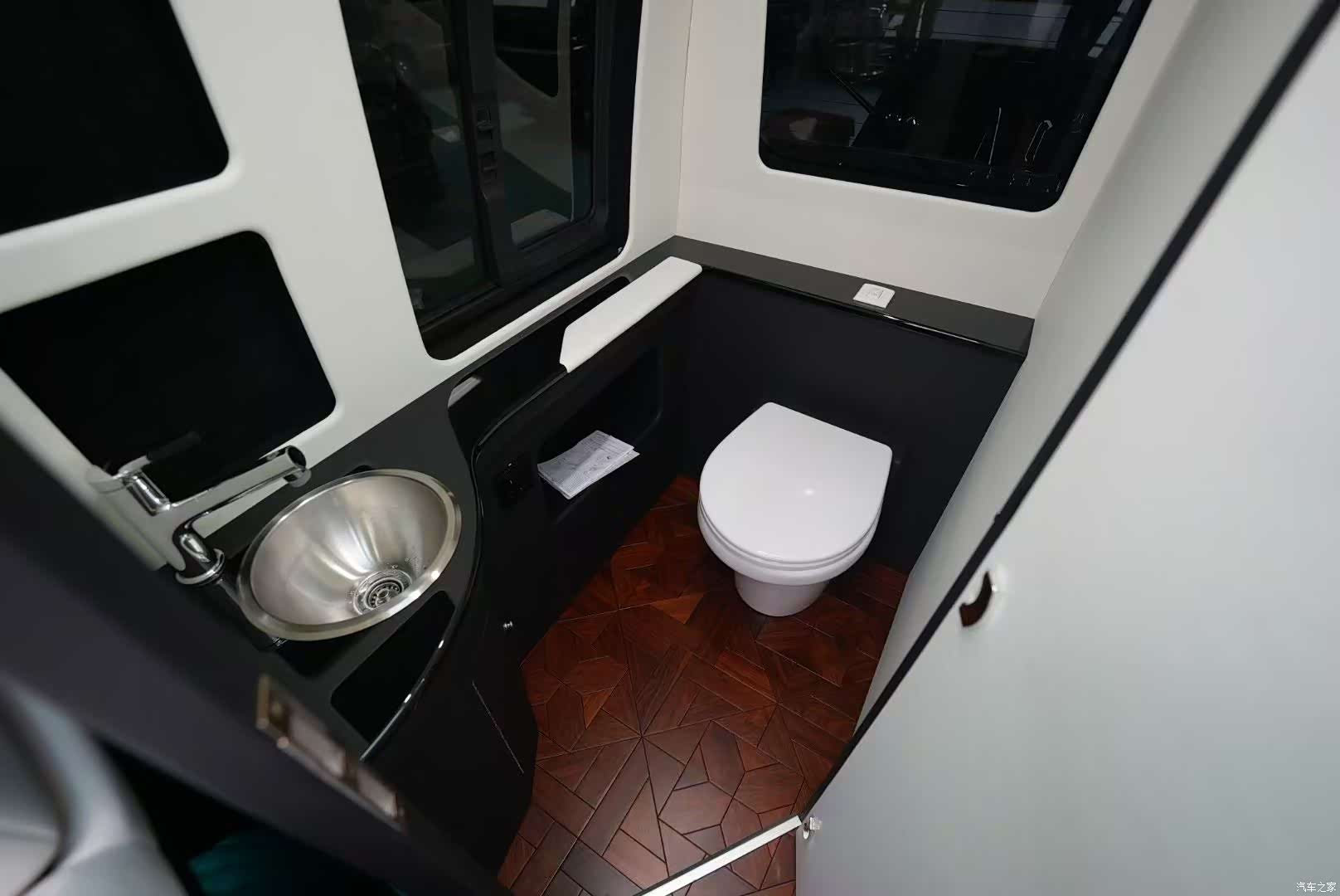 Toyota Coaster, 2023 6