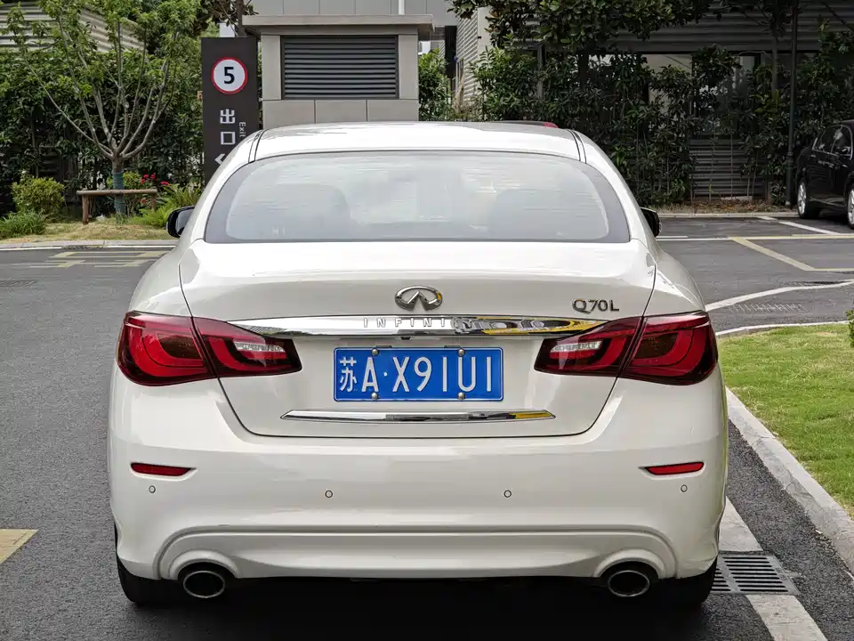 Infiniti Q70