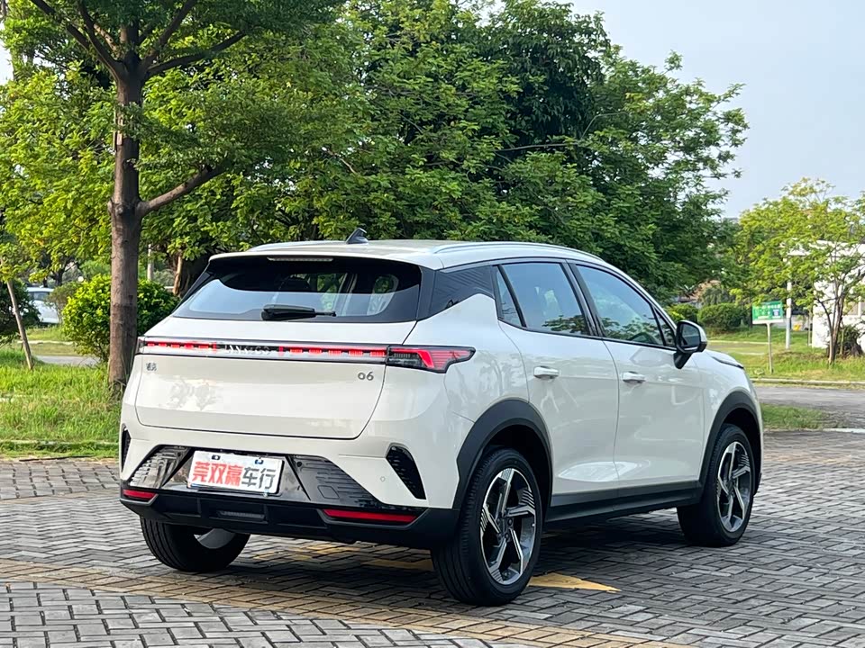 Lynk & Co 06