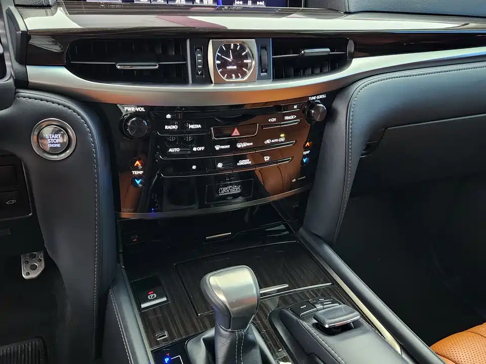 Lexus LX