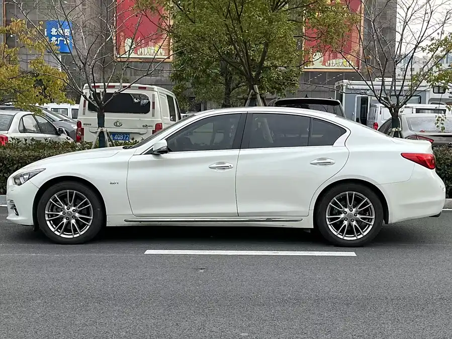 Infiniti Q50L