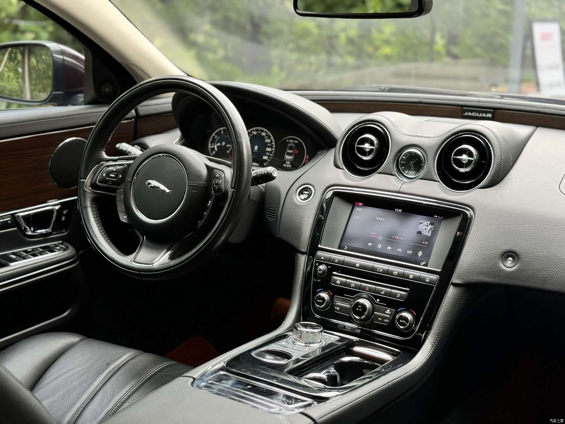 Jaguar XJ, 2016 11