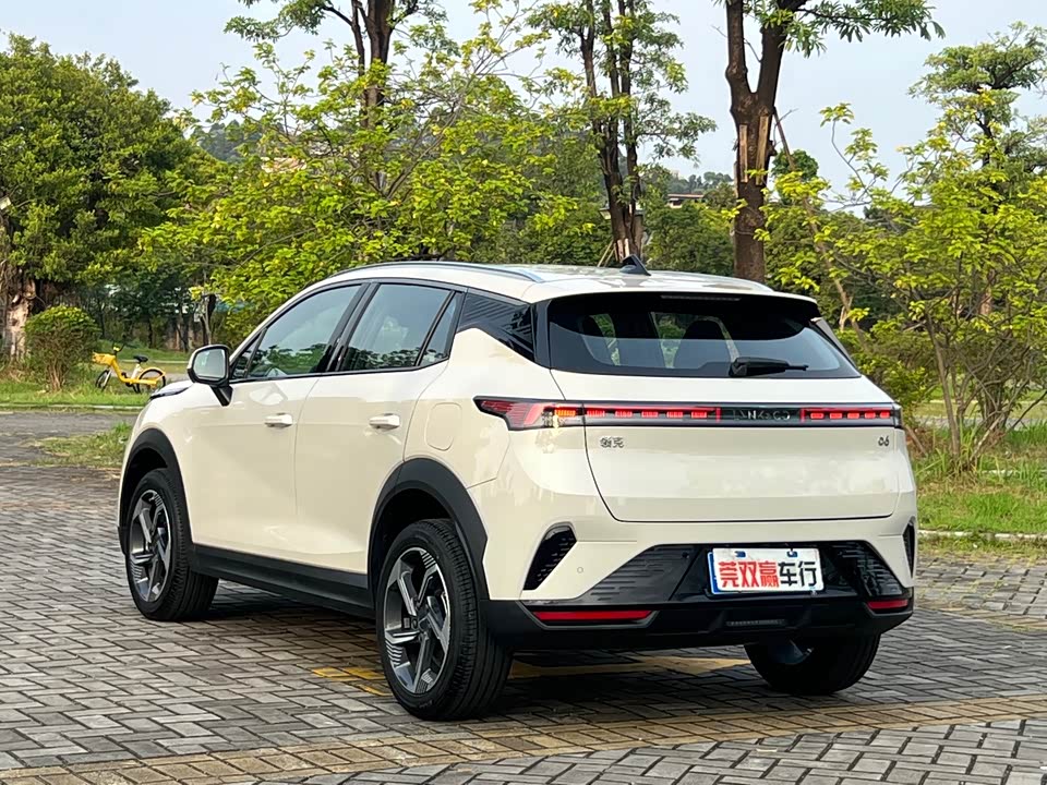 Lynk & Co 06