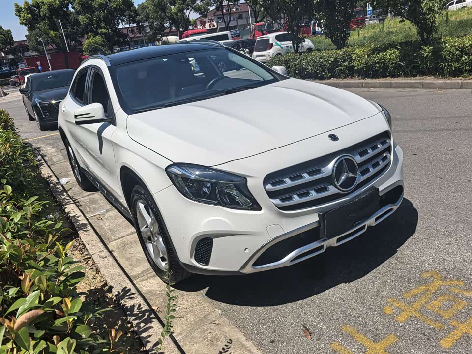 Mercedes-Benz GLA Mercedes-Benz GLA