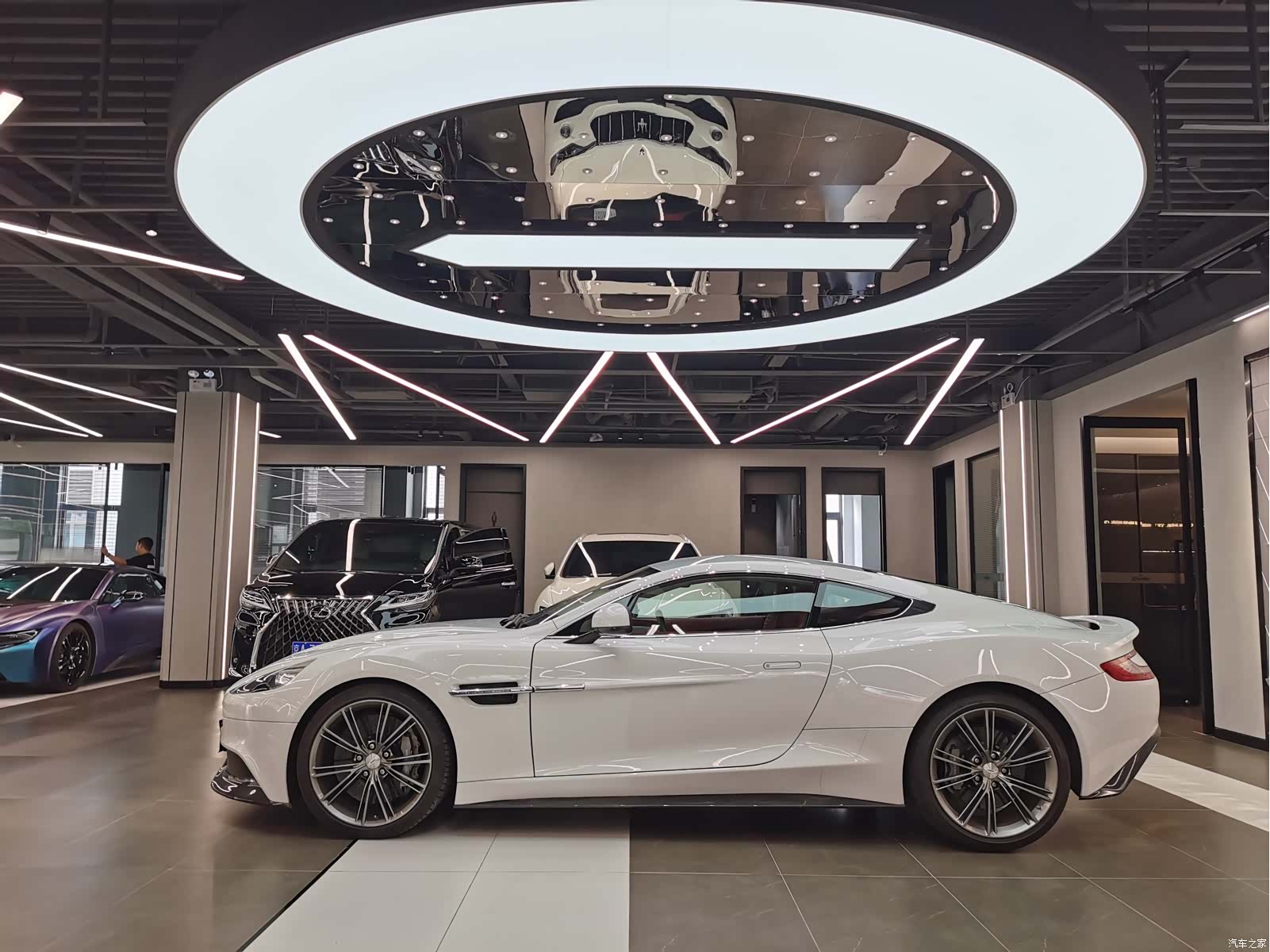 Aston Martin Vanquish, 2015 4