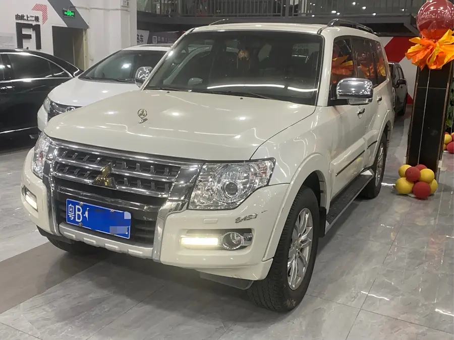 Mitsubishi Pajero (imported) V97