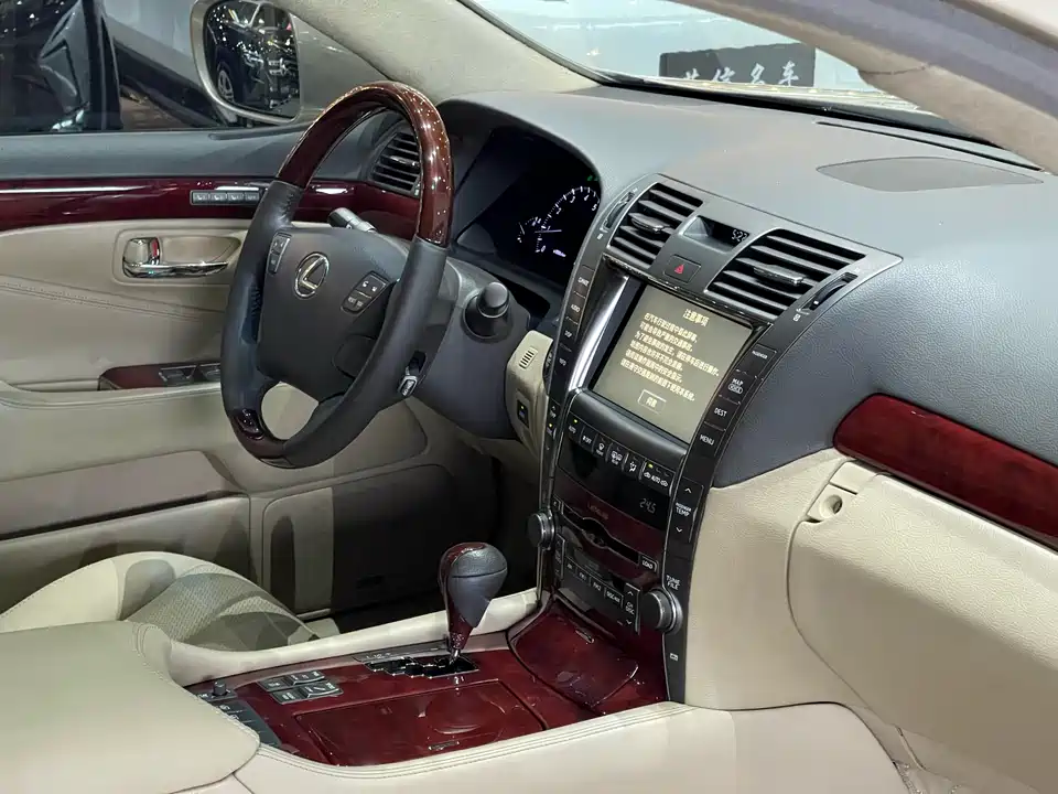Lexus LS