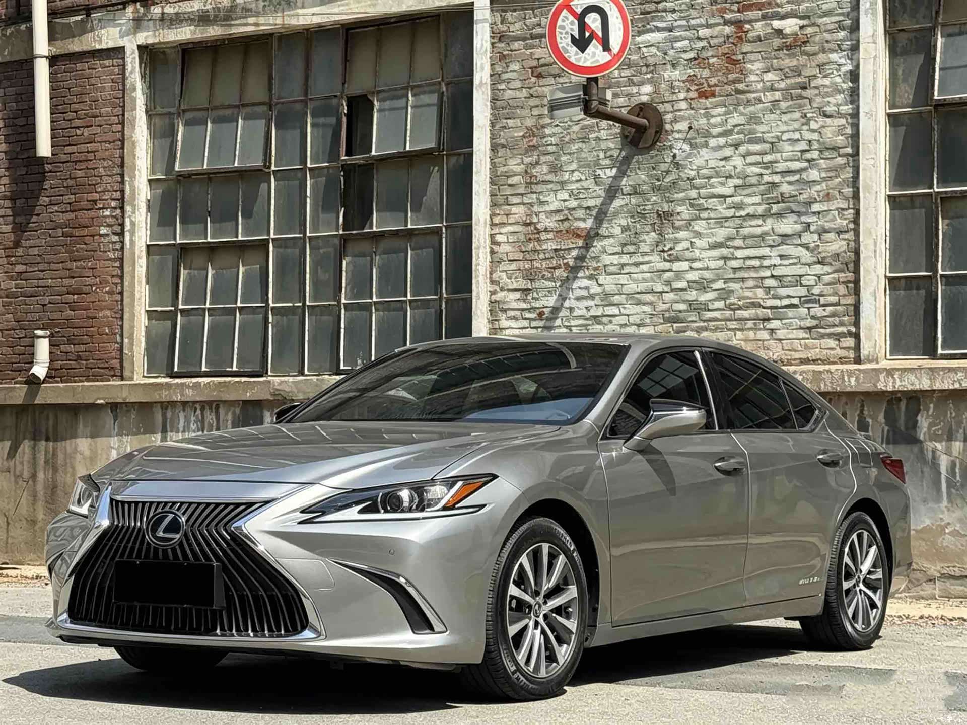 Lexus ES, 2019 3