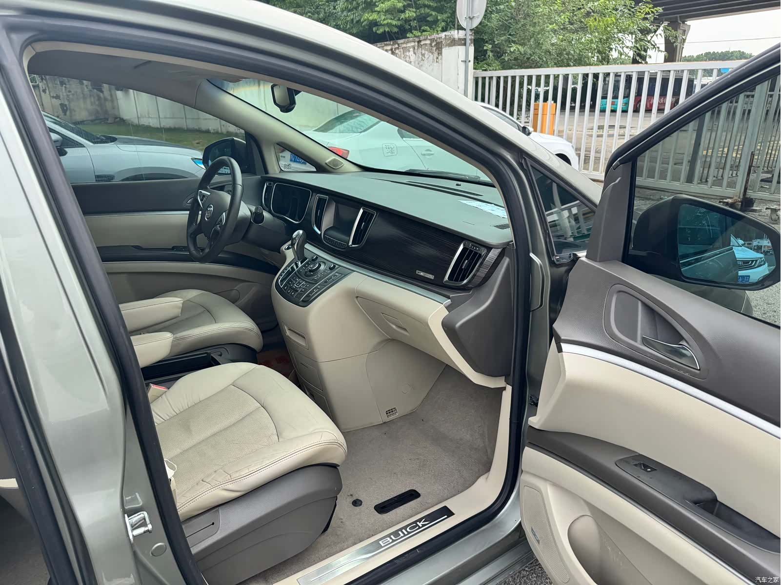 Buick GL8, 2011 13