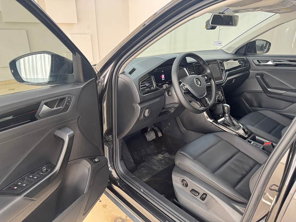 Volkswagen T-ROC exploring Songs