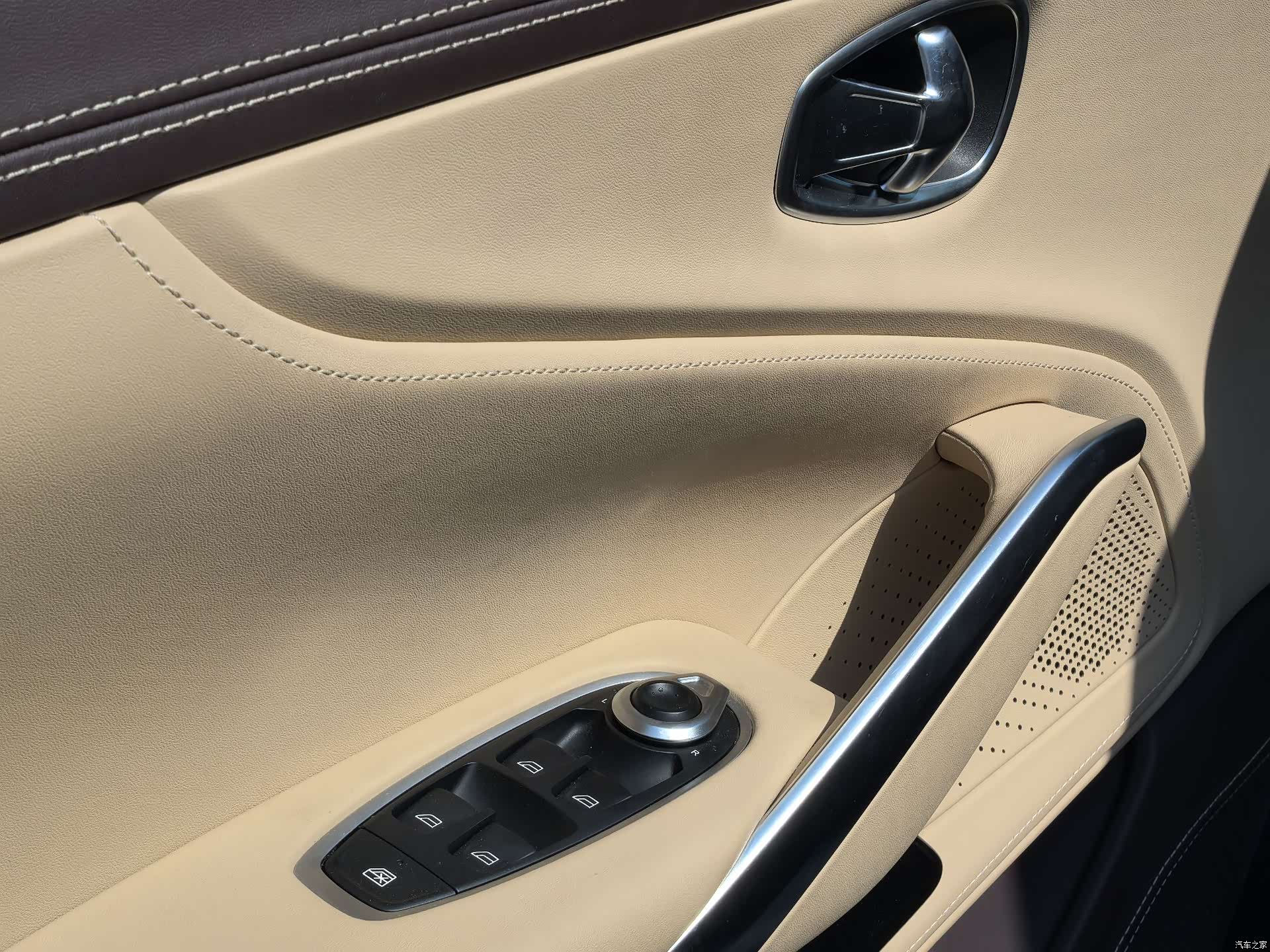 Aston Martin DBX, 2023 16
