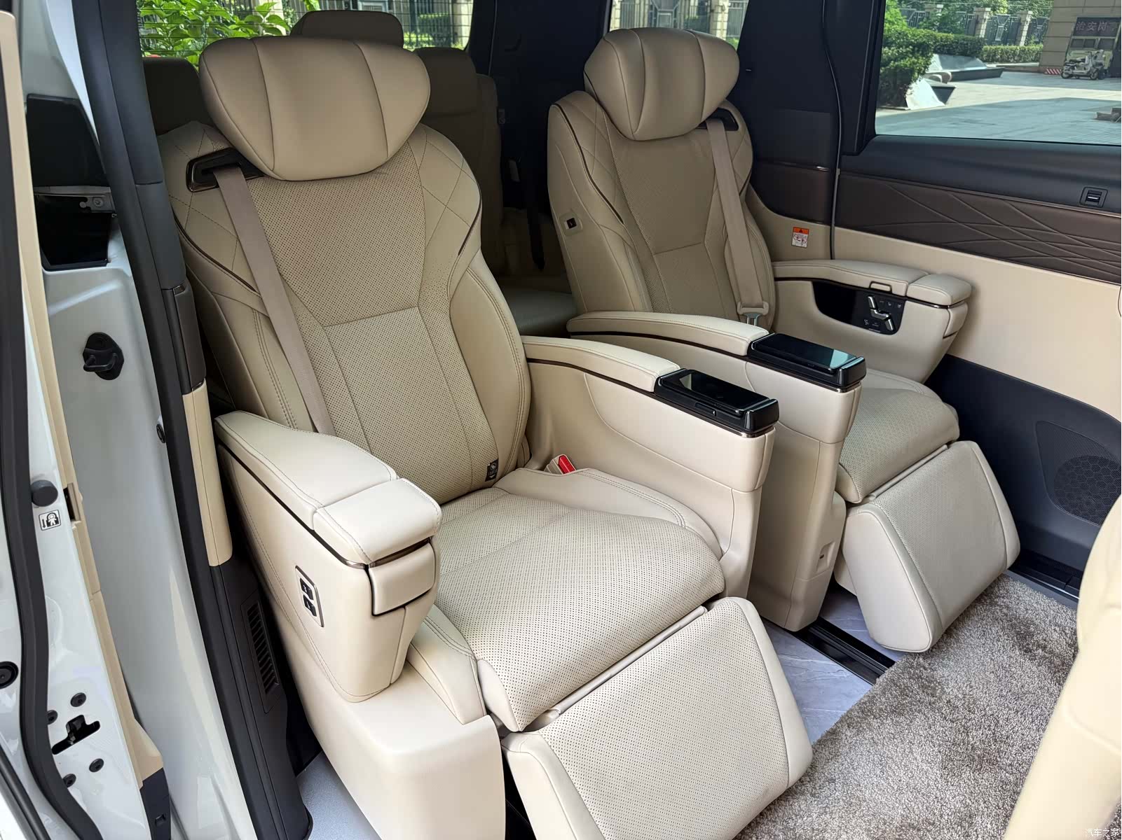 Toyota Vellfire, 2025 11