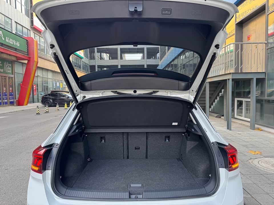 Volkswagen T-ROC exploring Songs