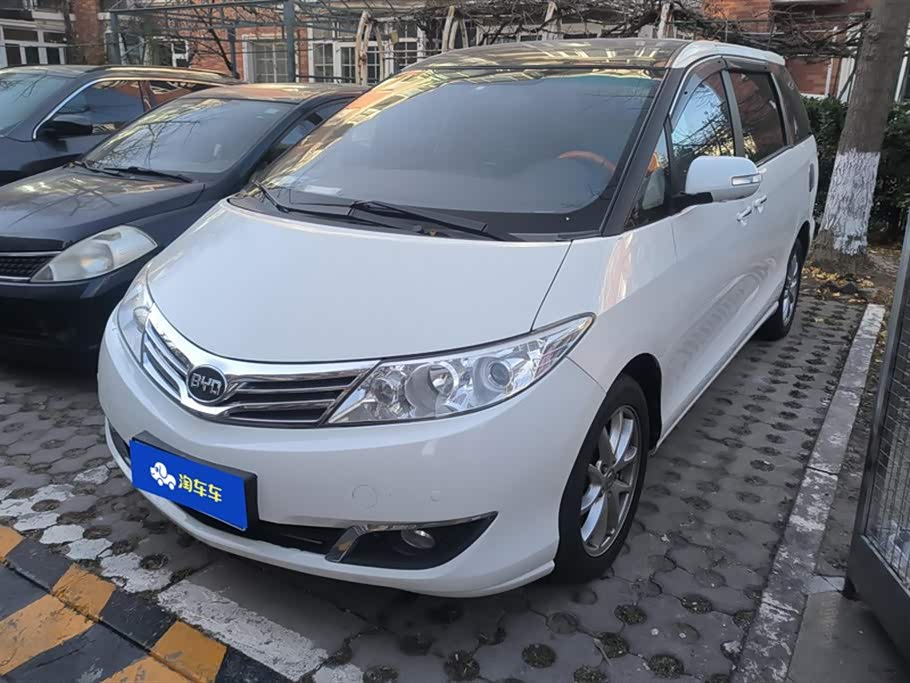 BYD M6