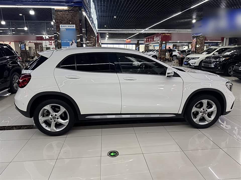 Mercedes-Benz GLA Mercedes-Benz GLA