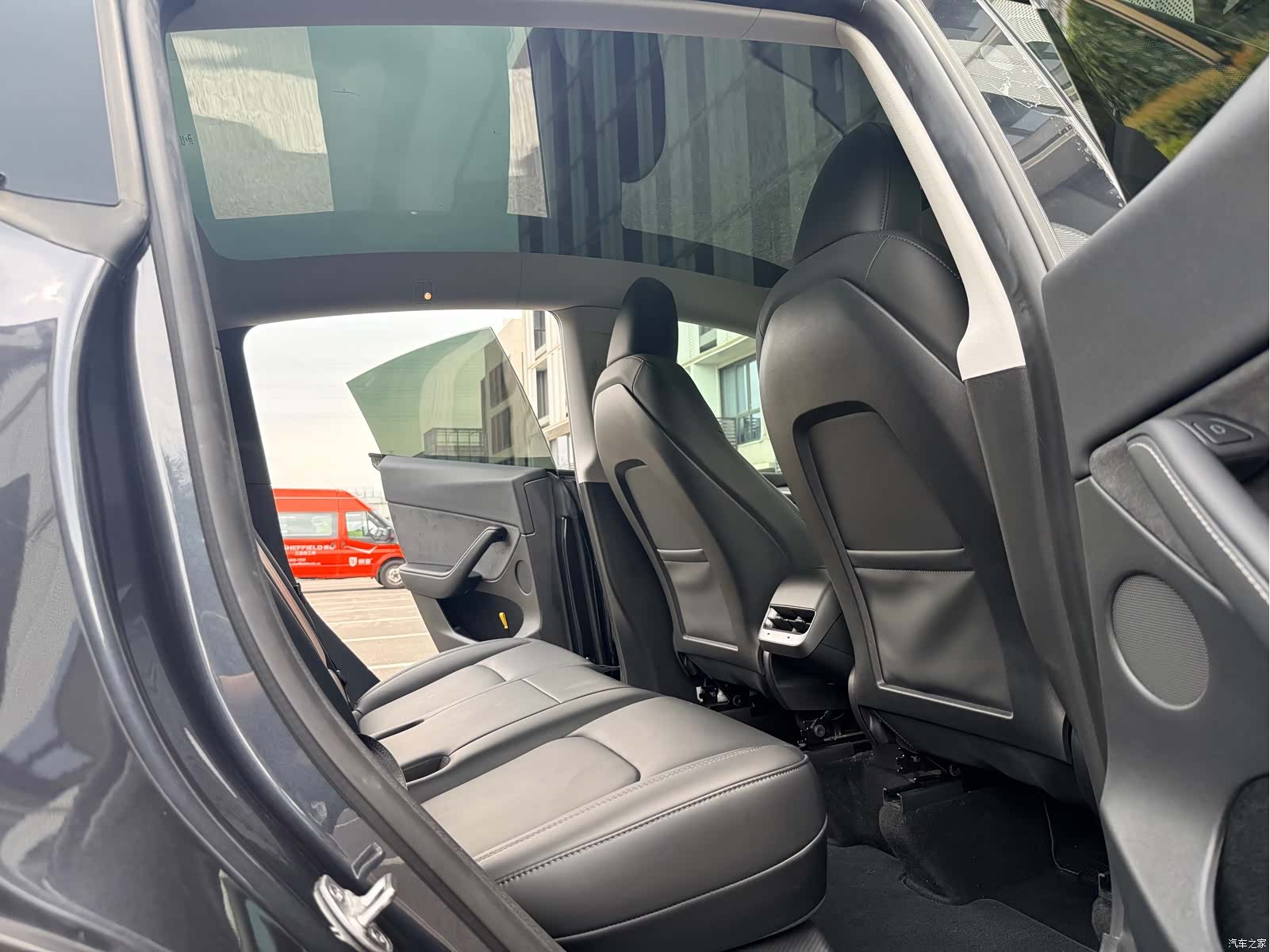 Tesla Model Y, 2024 16