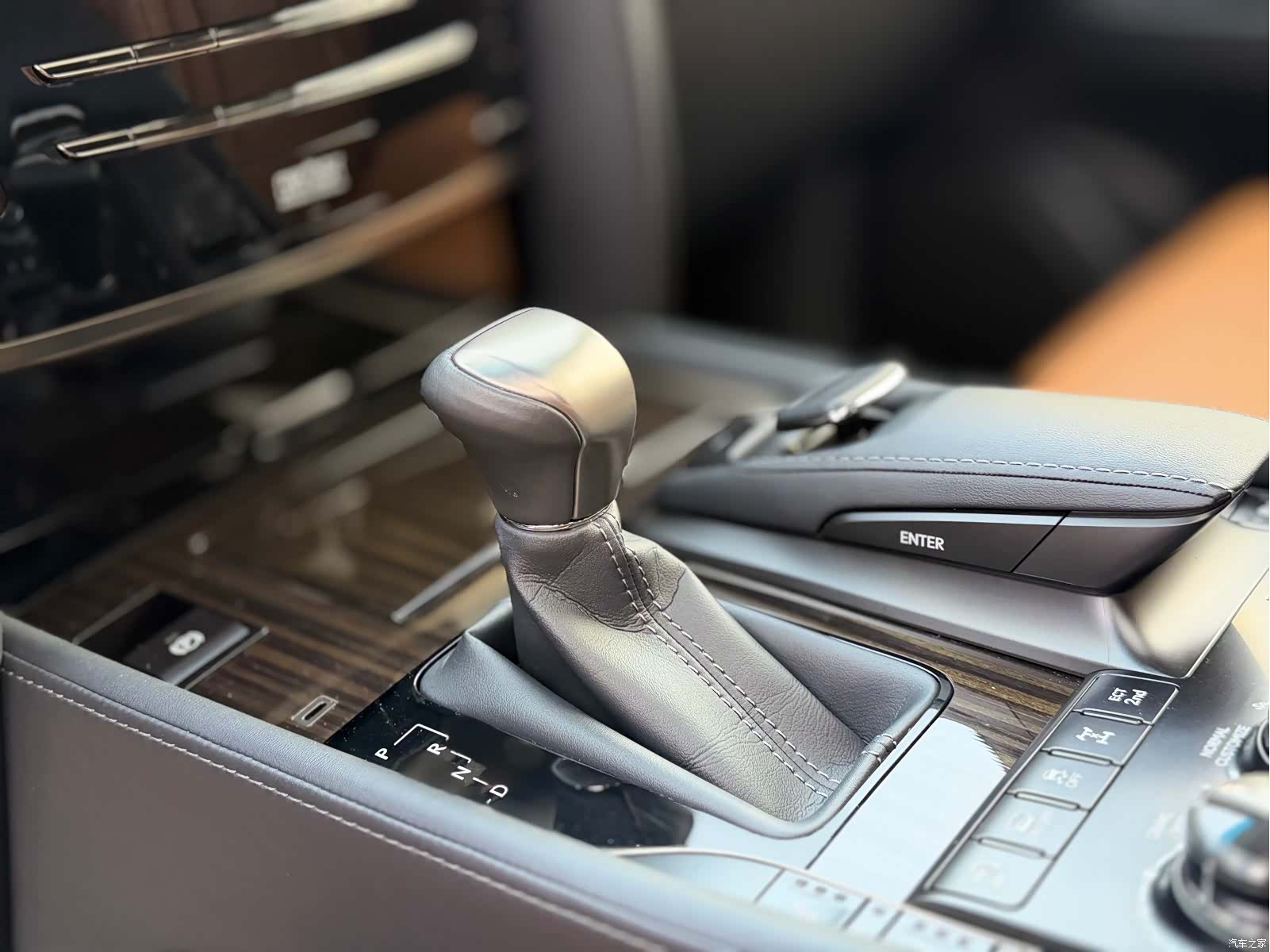 Lexus LX, 2022 15