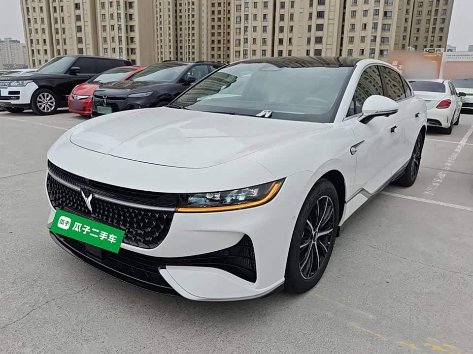 VOYAH Lantu chasing light