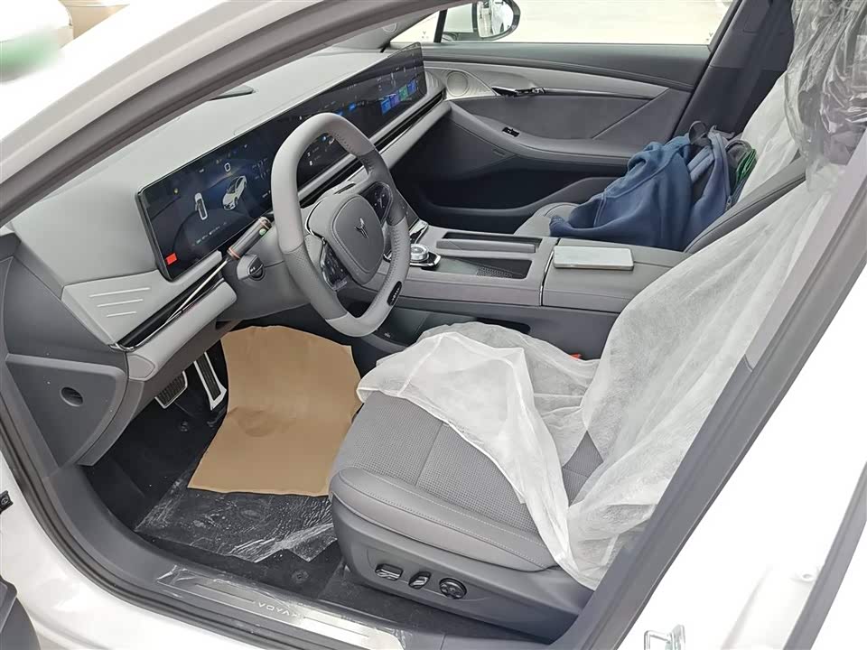 VOYAH Lantu chasing light