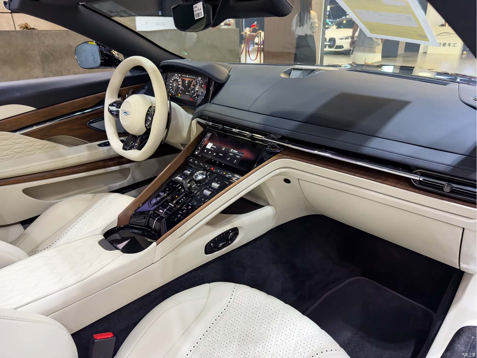Aston Martin DB12, 2025 22