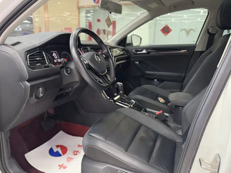 Volkswagen T-ROC exploring Songs