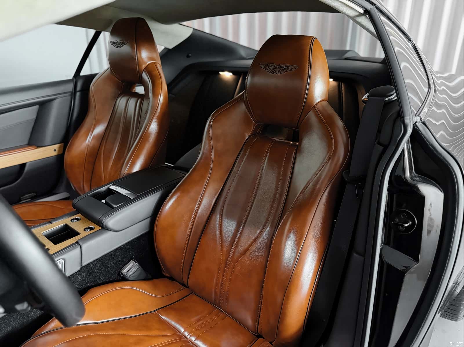 Aston Martin Virage, 2013 7