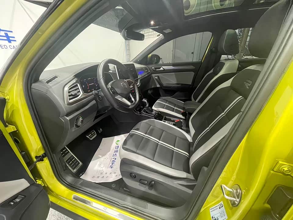 Volkswagen T-ROC exploring Songs