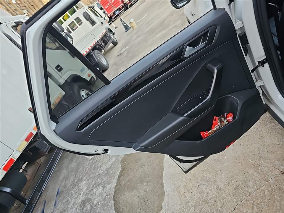 Volkswagen T-ROC exploring Songs Volkswagen T-ROC exploring Songs