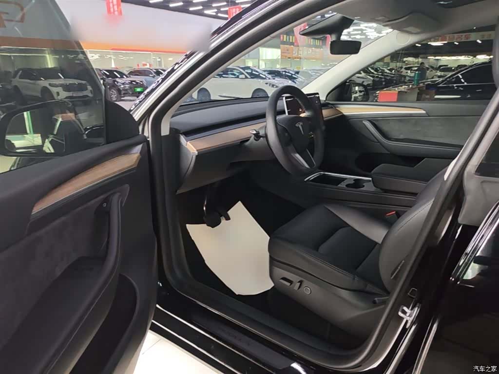Tesla Model Y, 2023 16